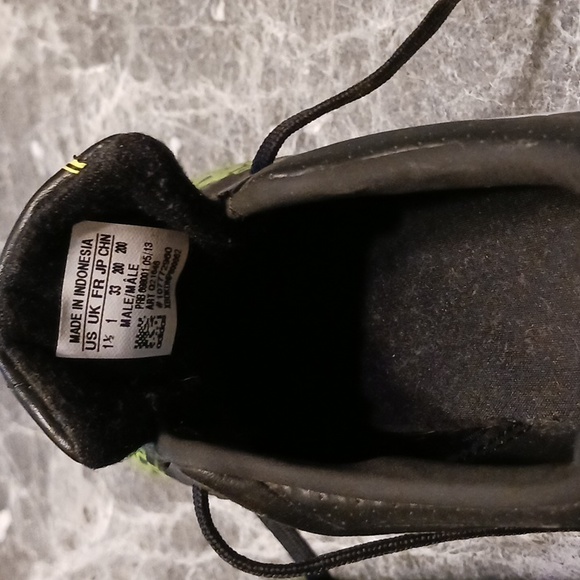 Adidas PREDATOR YOUTH soccer cleats size 1 1/2 Excellent condition Black/neon gr - Picture 8 of 8